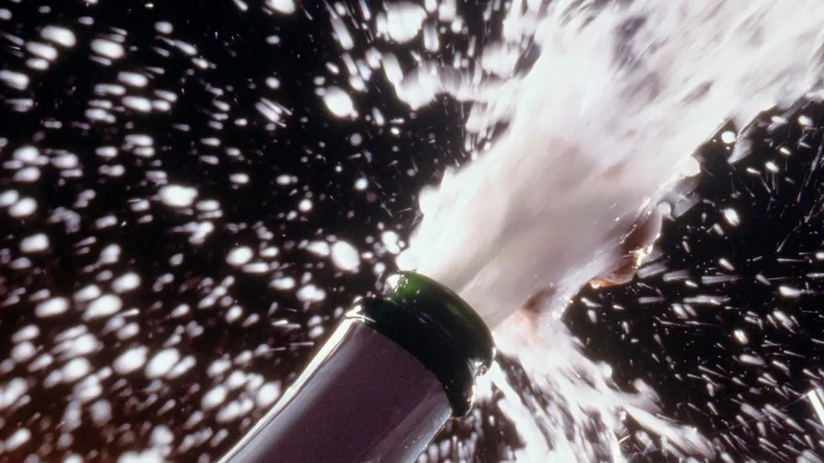 Sekt spritzt aus einer Flasche: HANDOUT - Ob mit oder ohne Grund zum Anstoßen: Die Deutschen lassen gern die Korken knallen. (zu dpa: «Perlen im Glas fürs Fest: Wie sich Schaumweine unterscheiden») Foto: DWI/deutscheweine.de/dpa-tmn - ACHTUNG: Nur zur redaktionellen Verwendung im Zusammenhang mit dem genannten Text und nur bei vollständiger Nennung des vorstehenden Credits - Honorarfrei nur für Bezieher des dpa-Themendienstes +++ dpa-Themendienst +++