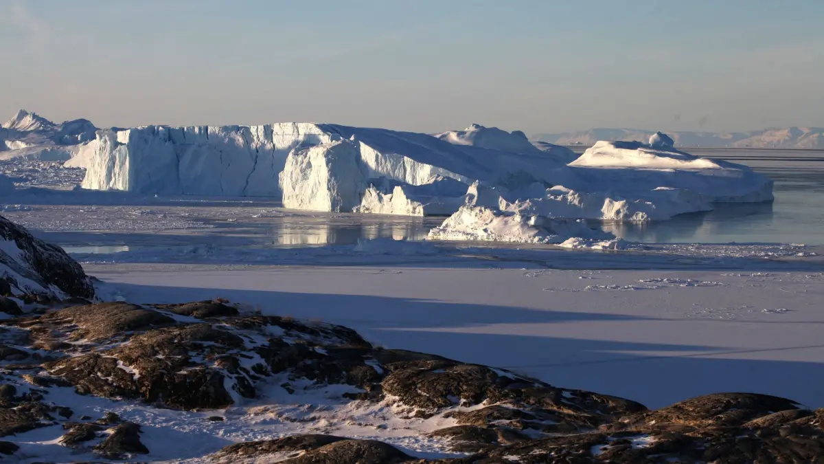 Grönland: ARCHIV - 08.02.2025, Grönland, Ilulissat: Eisberge ragen im Ilulissat-Eisfjord in der Nähe des westgrönländischen Ortes Ilulissat in die Höhe. (zu dpa: «Trump ernennt Sondergesandten für Grönland») Foto: Steffen Trumpf/dpa +++ dpa-Bildfunk +++