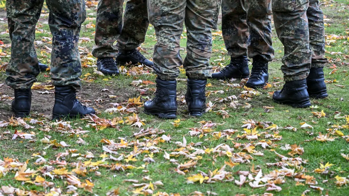 Kommandeur nach Vorfall mit Deutschlandlied abgelöst: ARCHIV - 24.10.2025, Brandenburg, Beelitz: Soldaten der Bundeswehr stehen vor dem feierlichen Gelöbnis im Stadtpark zusammen. Bei einer Weihnachtsfeier der Bundeswehr in Delitzsch hat ein Discjockey die erste Strophe des Deutschlandlieds abgespielt. (zu dpa: «Kommandeur nach Vorfall mit Deutschlandlied abgelöst») Foto: Jens Kalaene/dpa +++ dpa-Bildfunk +++