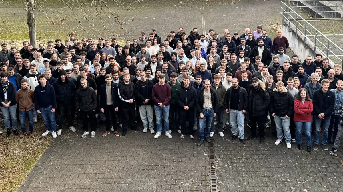 196 Absolventinnen und Absolventen feierten ihren Abschluss.