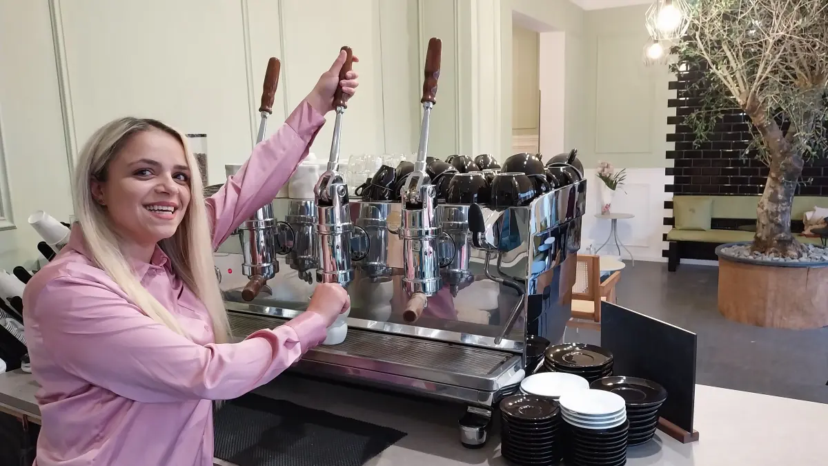 Mirsada Cakir an der Kaffeemaschine im neuen „Café Petit – Not in Paris“ in der Ebinger Innenstadt.