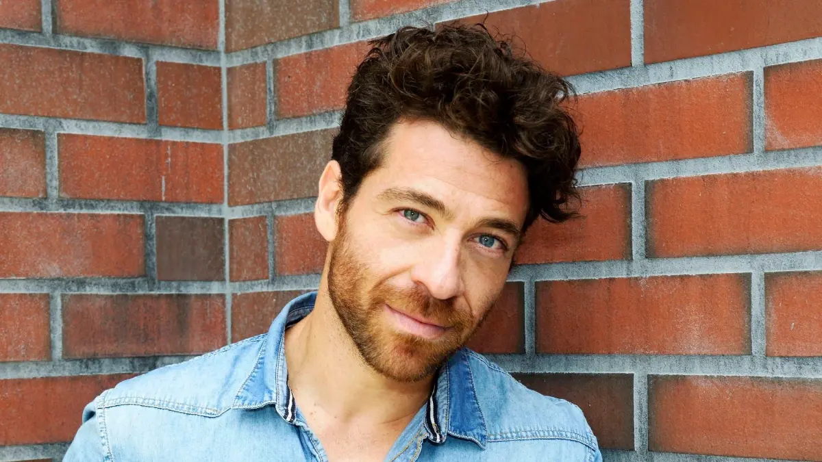 Carlos (Patrick Fernandez) vermisst seine Geldbörse.