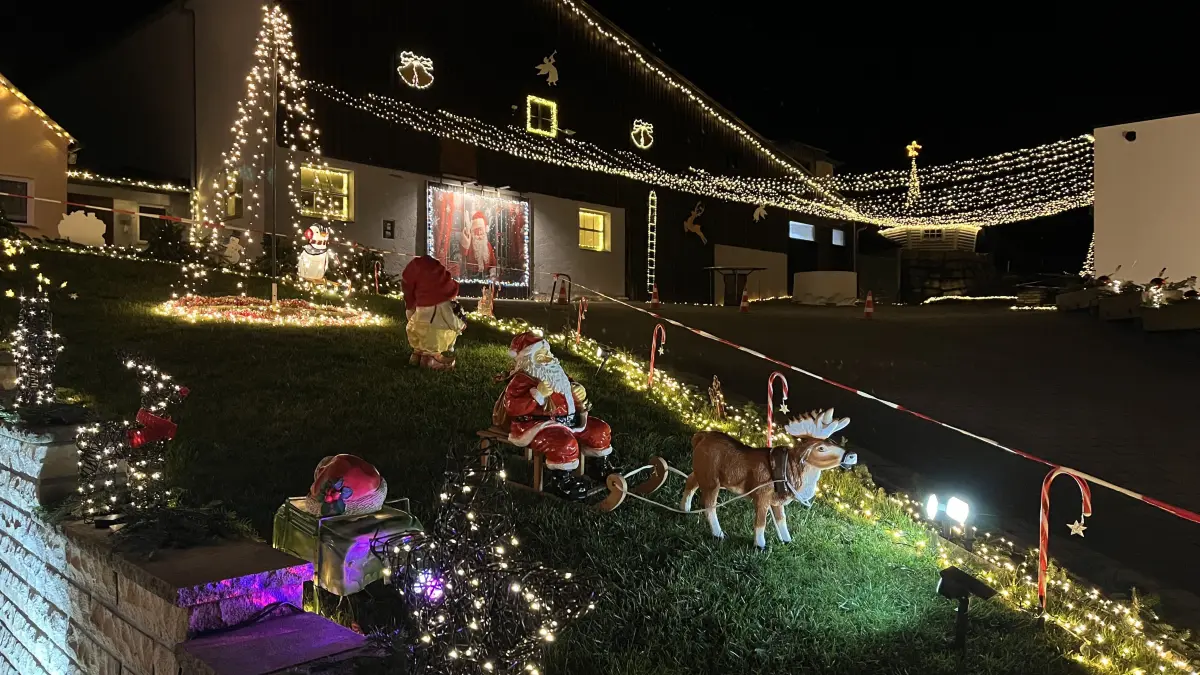 Weihnachten Haus beleuchtet, Unterdeufstetten, Ernst Utz und Beate Utz