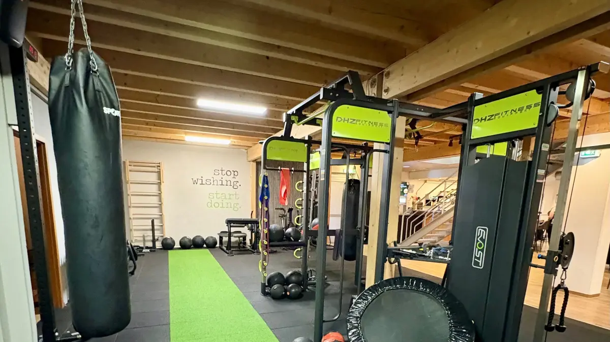 An Trainingsgeräten mangelt es in Häslers Fitnessstudio nicht. Trotzdem erwartet der Inhaber in diesen Tagen eine neue Lieferung. „Wir versuchen ständig aufzufrischen, zu optimieren und zu verbessern“, sagt Reiner Häsler