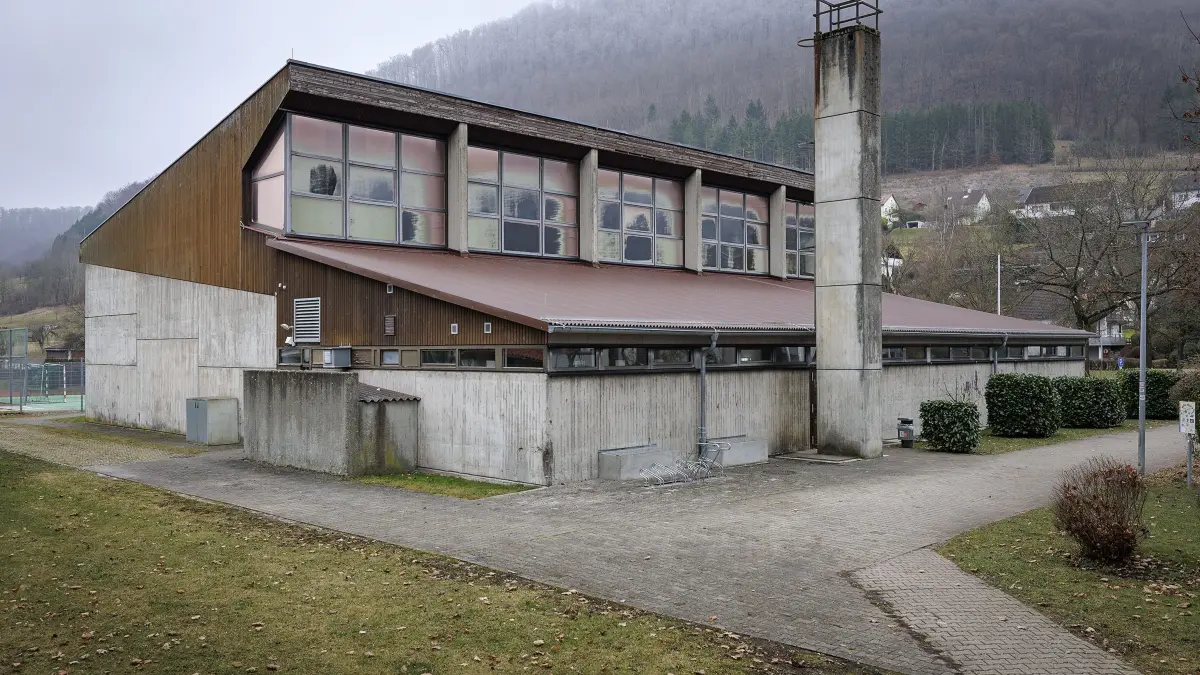 Etwas heruntergekommen, so zeigt sich von außen gesehen die in die Jahre gekommene Turnhalle in Gosbach.