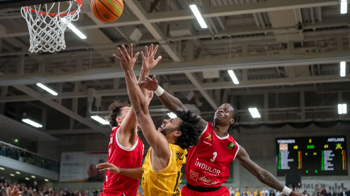 GER, Tigers Tuebingen vs. Artland Dragons Quakenbrueck, Basketball, Herren, Barmer 2. Basketball Bundesliga, ProA, 14. Spieltag, Spielzeit 2025/2026, 23.12.2025: v.li. Linus Ruf (Artland Dragons, #20), Patrick Emilien (Tigers Tuebingen #15), Amir Hinton (Artland Dragons, #03),
GER, Tigers Tuebingen vs. Artland Dragons Quakenbrueck, Basketball, Herren, Barmer 2. Basketball Bundesliga, ProA, 14. Spieltag, Spielzeit 2025/2026, 23.12.2025,
Foto: Eibner-Pressefoto/Wolfgang Frank