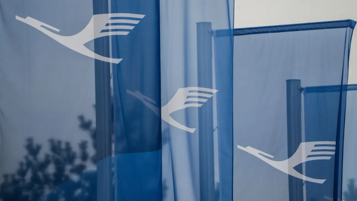 Neues Logo der Lufthansa Group: 23.12.2025, Hessen, Frankfurt/Main: Vor der Zentrale der Lufthansa Group, dem Lufthansa Aviation Center, flattern mehrere Flaggen mit dem neuen Firmenlogo im Wind. Die Lufthansa Group präsentiert sich von Dezember 2025 mit einem neuen Marken-Design. Ziel der neuen Markenidentität soll es nach eigener Aussage sein, die Stärke der Lufthansa Group sichtbarer zu machen. Foto: Andreas Arnold/dpa +++ dpa-Bildfunk +++