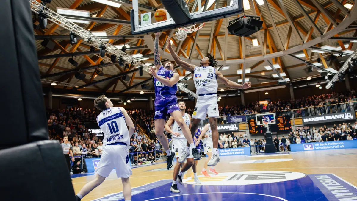 23.12.2025 BARMER 2. BBL - Pro A, 14. Spieltag, Hauptrunde, HAKRO Merlins Crailsheim vs. Phoenix Hagen, Saison 2025/ 2026 - XMAS GAME: 30 Jeffrey Carroll 22 T.J. Madlock