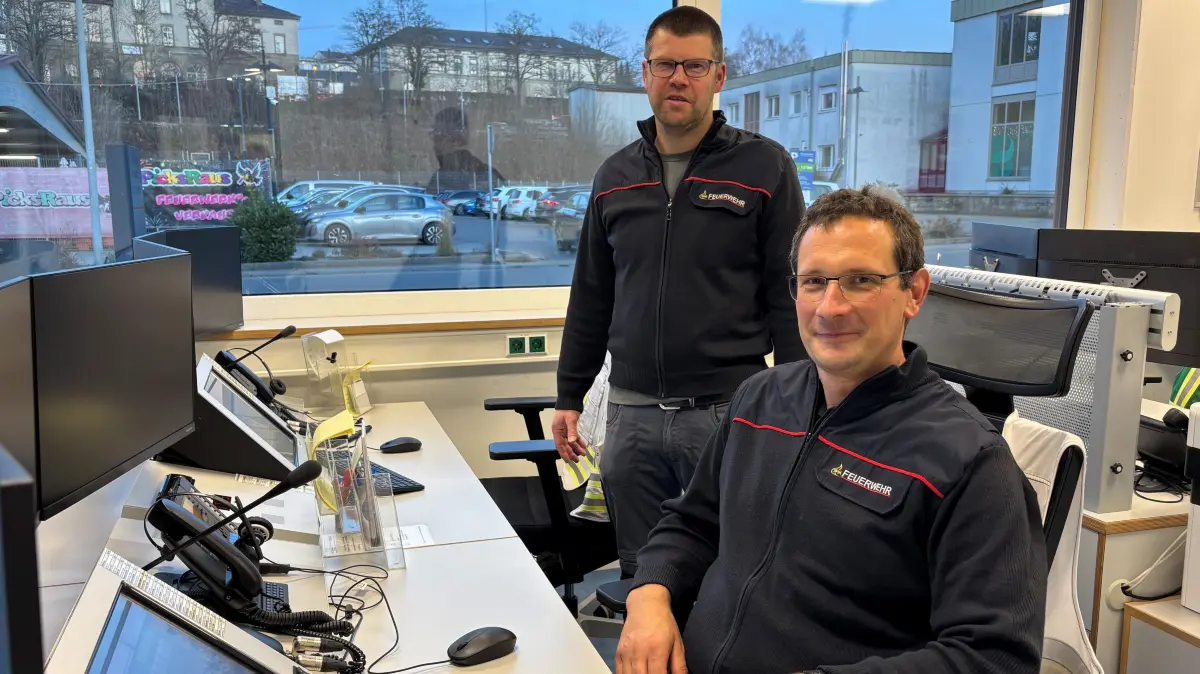 Alltag in der Hechinger Feuerwache: Achim Daiker (vorne) und Gesamtkommandant Frank Brecht checken die Nachrichten. Auch an Heiligabend ist die gesamte Mannschaft über die Meldeempfänger in Alarmbereitschaft.