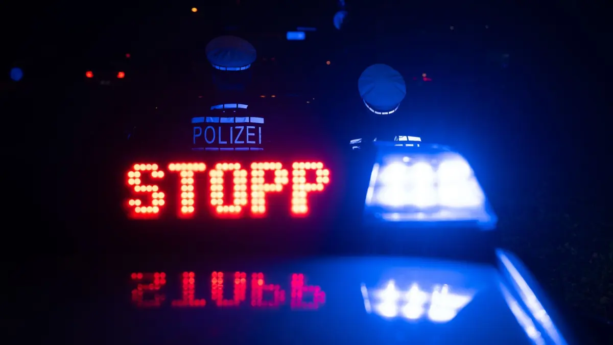 Polizei - Symbolbild: ILLUSTRATION - 30.11.2023, Baden-Württemberg, Stuttgart: Das Wort «Stopp» ist auf dem Dach eines Polizeiwagens zu lesen. (zu dpa: «Betrunkene Verfolgungsfahrt endet mit Flammen») Foto: Marijan Murat/dpa +++ dpa-Bildfunk +++