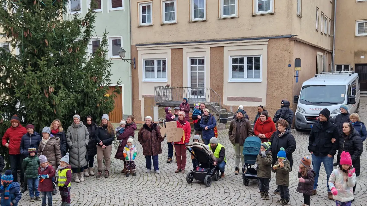 Viele Eltern und Kinder trotzten der Kälte und folgten dem recht kurzfristigen anberaumten Aufruf zur Demo. Insgesamt waren es rund 60 Menschen.