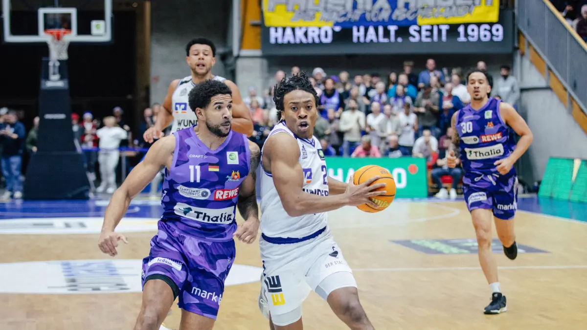 23.12.2025 BARMER 2. BBL - Pro A, 14. Spieltag, Hauptrunde, HAKRO Merlins Crailsheim vs. Phoenix Hagen, Saison 2025/ 2026 - XMAS GAME: 22 T.J. Madlock