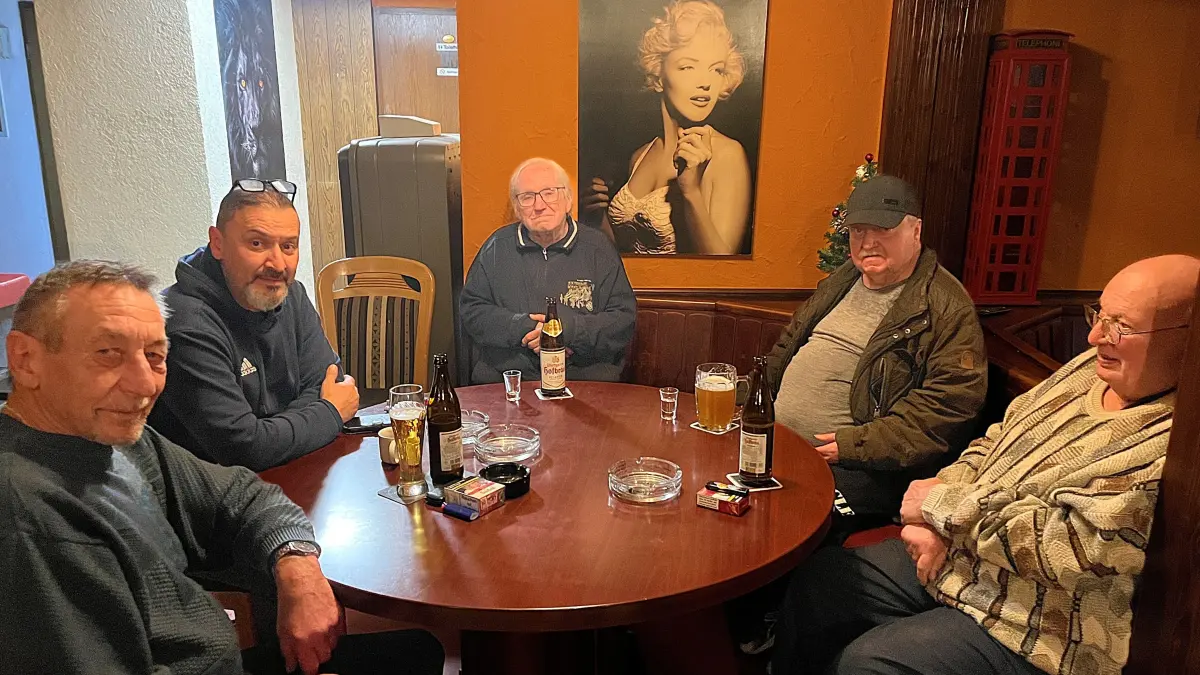 Heiligabend bei Bier und Korn am Stammtisch im "Löwen" in Sulz.