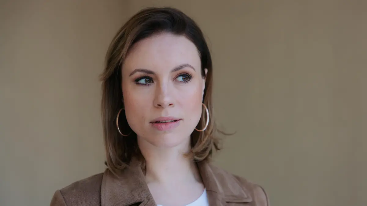 Zoe (Lara Dandelion Seibert) fälscht bei GZSZ ihren Personalausweis.