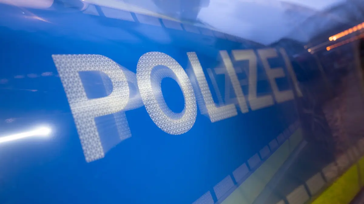 Polizei: ILLUSTRATION - 30.11.2023, Baden-Württemberg, Stuttgart: Das Wort Polizei steht auf der Karosserie eines Polizeifahrzeugs (gestellte Szene, Wischeffekt durch Langzeitbelichtung). (zu dpa: «Graffitis in Schopfheim – Polizei prüft politisches Motiv») Foto: Marijan Murat/dpa +++ dpa-Bildfunk +++
