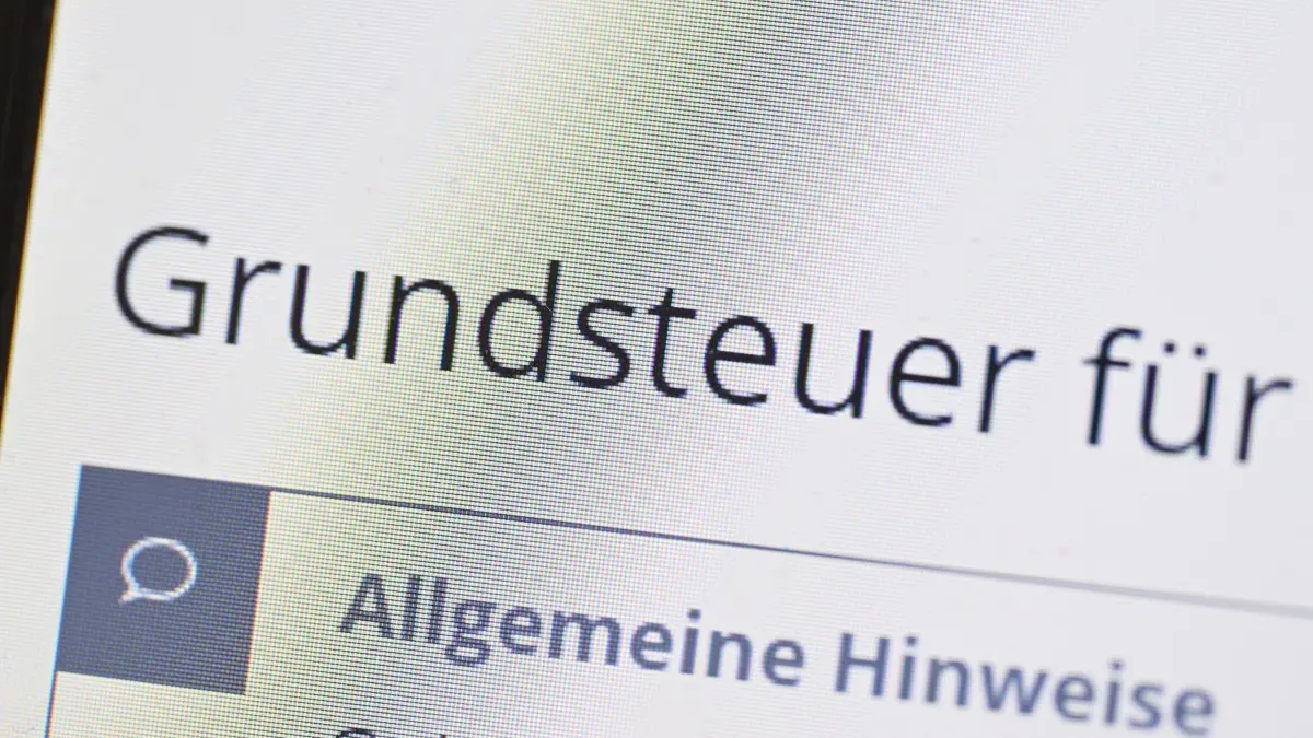 Das Wort Grundsteuer erscheint auf einem Computerbildschirm