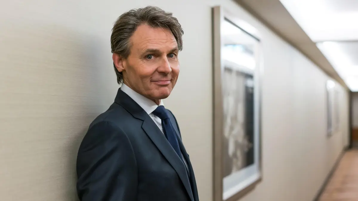 Jo Gerner (Wolfgang Bahro) wird von Emily unter Druck gesetzt.