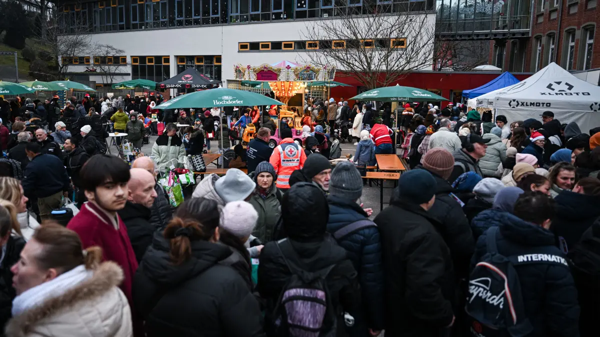 Heiligabend - Markt, Weihnachten schenken: Horb (Kreis Freudenstadt) 23.12.2025
Besucher des Heiligabend - Markt, Weihnachten schenken, im Schulhof der Gutermann - Grundschule in der Innenstadt.
FOTO: Pressefoto ULMER / Markus UlmerxxNOxMODELxRELEASExx