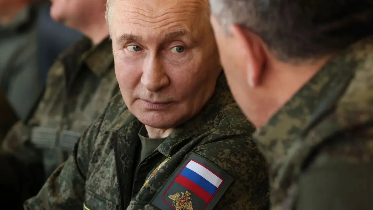 Wladimir Putin: ARCHIV - 16.09.2025, Russland, Mulino: Der russische Präsident Wladimir Putin hört dem stellvertretenden Verteidigungsminister Junus-Bek Jewkurow zu, mit dem Rücken zur Kamera, während der gemeinsamen russisch-weißrussischen Militärübungen «Sapad 2025» (West 2025) an einem Gefechtsstand auf dem Truppenübungsplatz Mulino in der Region Nischni Nowgorod. (zu dpa: «Nato-Chef warnt: Europas Sicherheit hängt an Ukraine») Foto: Mikhail Metzel/Pool Sputnik Kremlin/dpa +++ dpa-Bildfunk +++