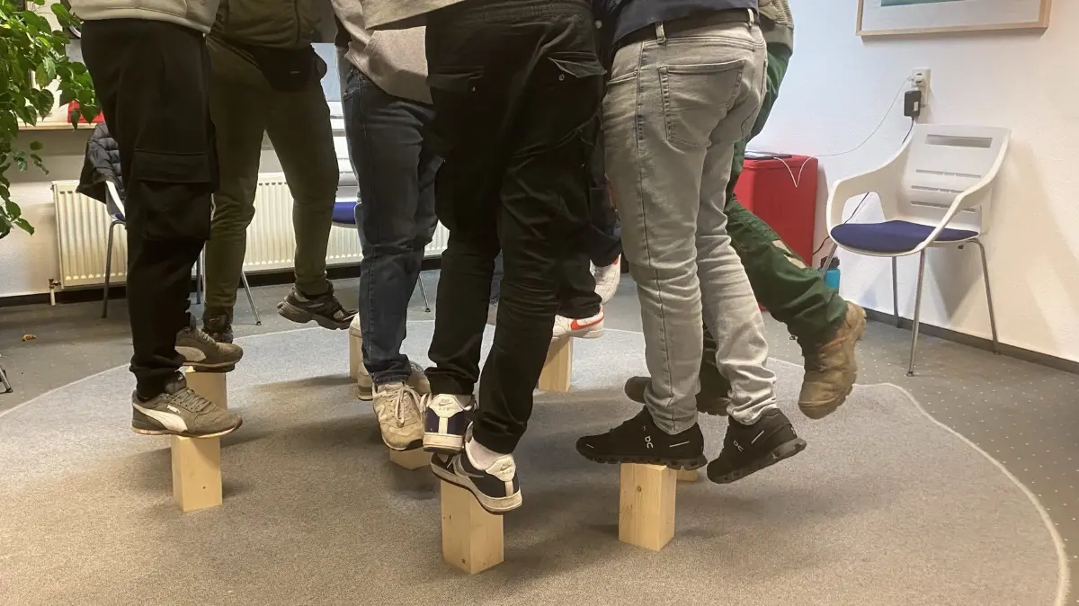 Männern wird oft beigebracht, alles alleine schaffen zu müssen. Bei den Kursen von den Pfunzkerlen geht es auch darum, solche Narrative zu hinterfragen. Dabei hilft zum Beispiel diese Balance-Übung, bei der die Männer sich im wörtlichen Sinne gegenseitig stützen und sich aufeinander verlassen müssen.