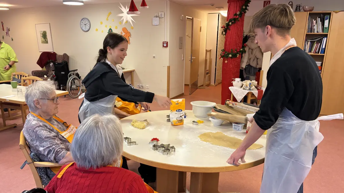 Viel Freude hatten die Bewohner des Samariterstifts sowie des Seniorenheims Martha-und-Paul-Stäbler-Stift beim Backen mit Schülerinnen und Schülern der Beruflichen Schule Münsingen.