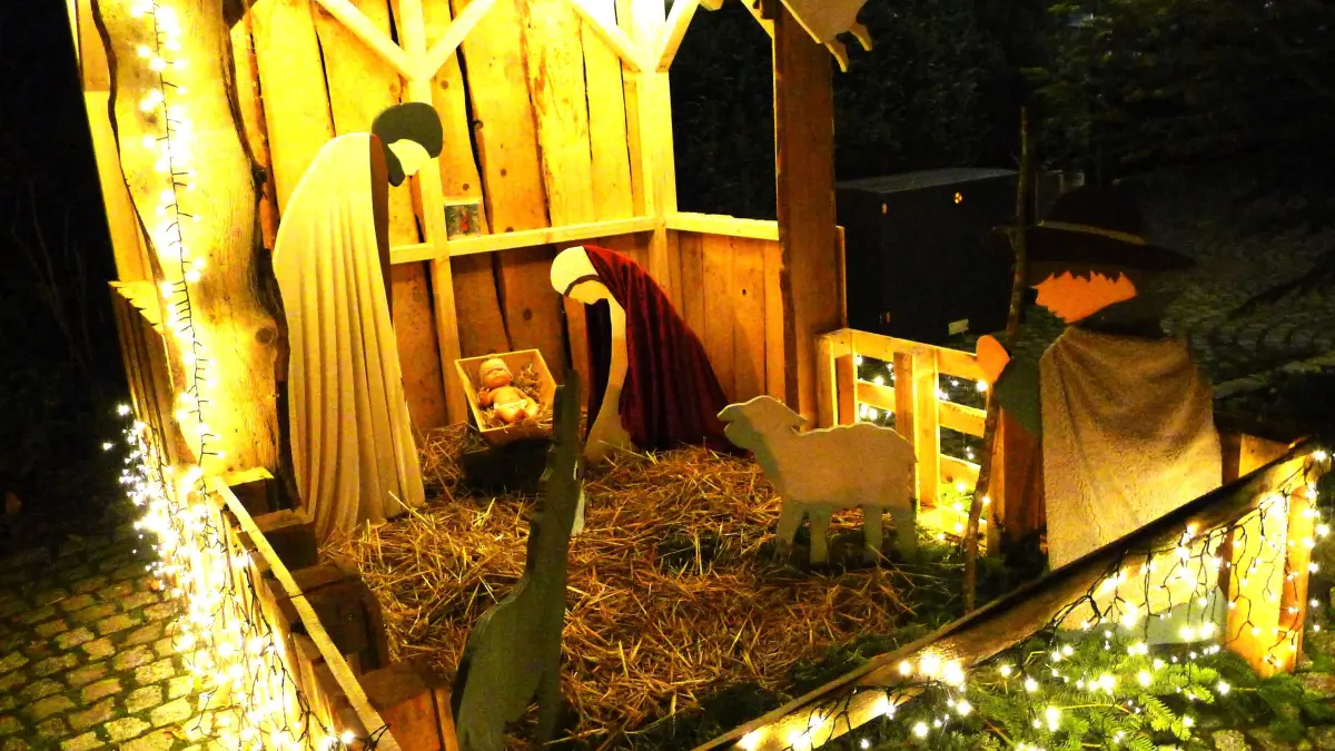 Ausgangspunkt des Trillfinger Krippenweges ist die nachts neben dem Weihnachtsbaum in der Ortsmitte schön illuminierte neue Dorfkrippe.