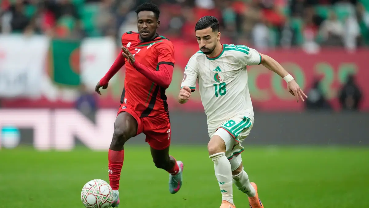 Algerien - Sudan: 24.12.2025, Marokko, Rabat: Fußball: Afrika Cup, Algerien - Sudan, Algeriens Mohamed Amoura (r) kämpft mit Sudans Yaser Awad Boshara um den Ball. Foto: Mosa'ab Elshamy/AP/dpa +++ dpa-Bildfunk +++