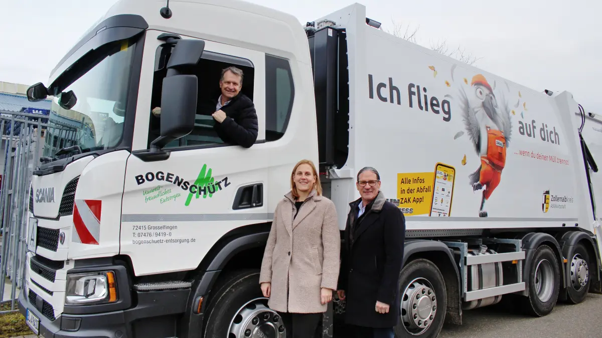 Landrat Günther Martin Pauli, Lisa Tillinger und Uwe Bogenschütz vor einem der neuen, kreativ gestalteten Müllfahrzeuge.