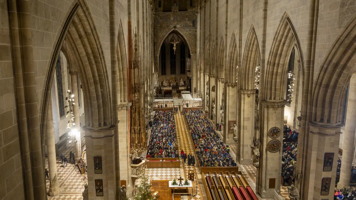 Die letzte Christmette im Ulmer Münster bei freier Sicht, denn ab Januar wird für Jahre ein riesiges Gerüst im Innenraum stehen.
