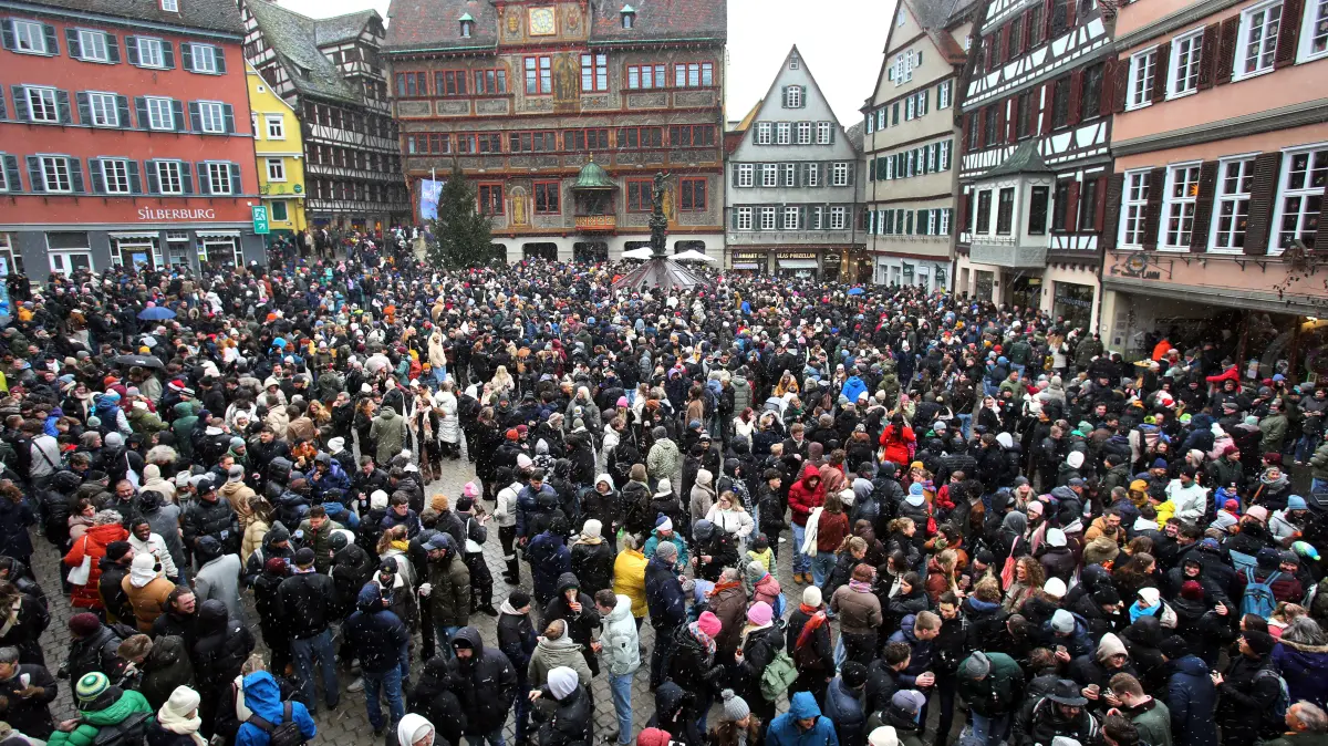 Der "Heilige Morgen" auf dem Tübinger Marktplatz.
Bild : Erich Sommer 24.12.2025