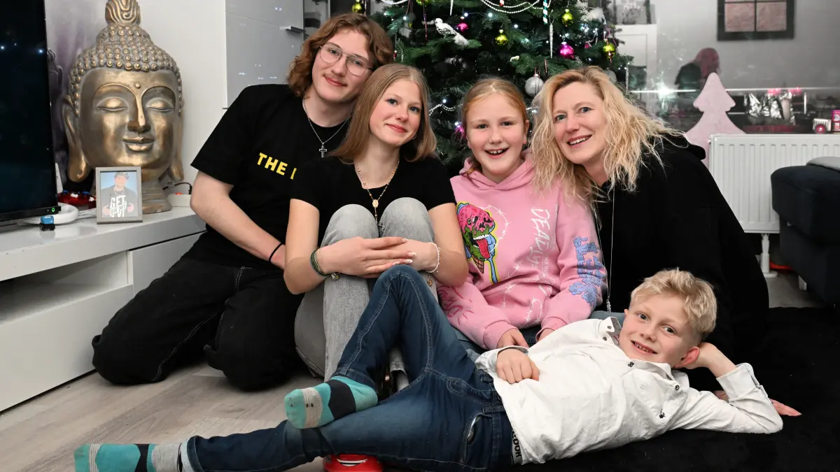 Angela Scholz mit ihren Kindern Maddox, Serenity, Liv und Liam feiern Weihnachten am liebsten zuhause bei einem leckeren Essen und einem Spielabend.