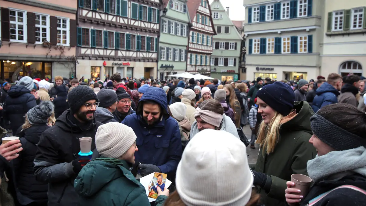 Das war das Vorglühen für die Feiertage: am 24. Dezember auf dem Tübinger Marktplatz.
Foto: Erich Sommer
