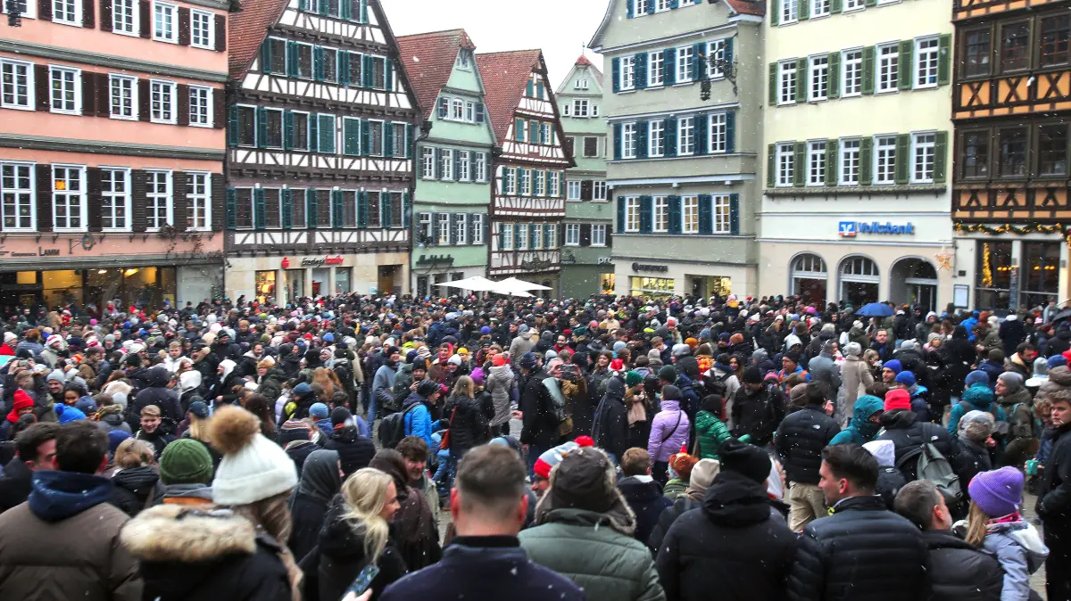 Der "Heilige Morgen" auf dem Tübinger Marktplatz.
Bild : Erich Sommer 24.12.2025