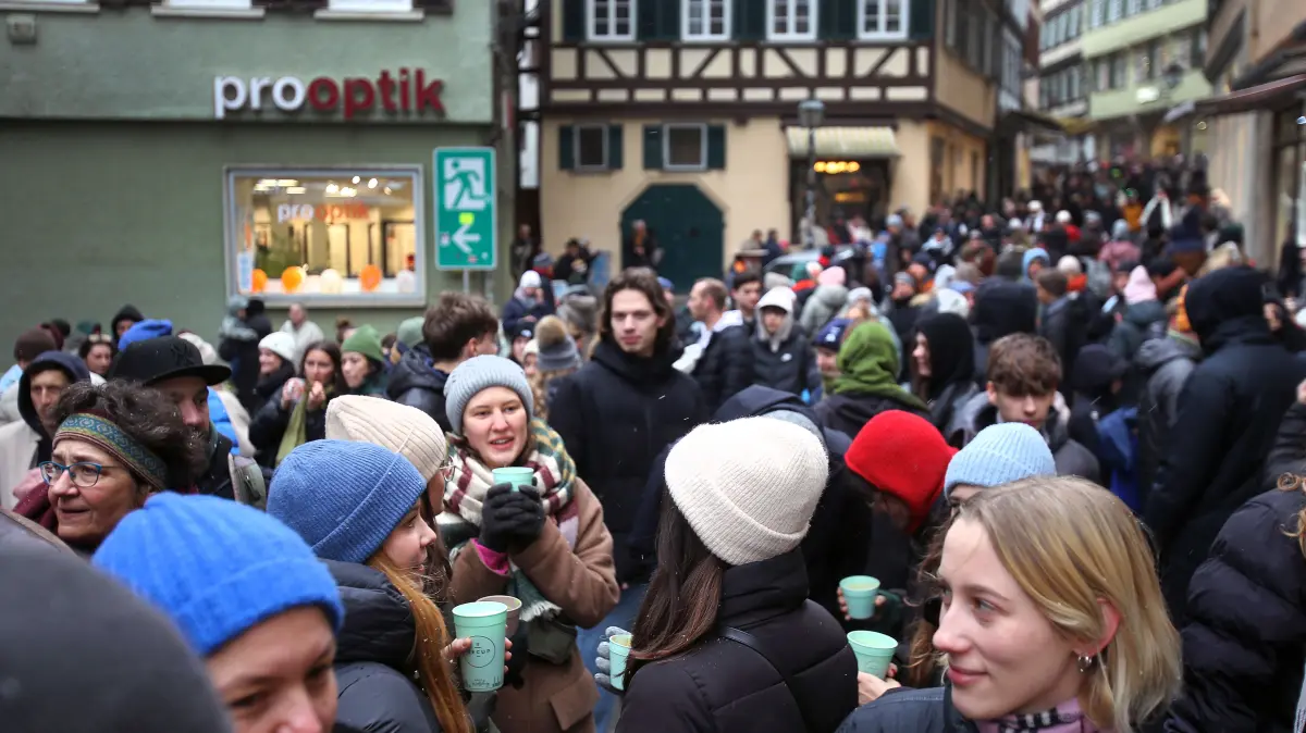 Der "Heilige Morgen" auf dem Tübinger Marktplatz.
Bild : Erich Sommer 24.12.2025