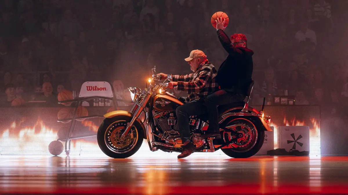 Merlins-Geschäftsführer Martin Romig wurde mit dem Spielball vom stellvertretenden Abteilungsleiter Joachim Wieler auf einem Motorrad in die Arena gefahren, Flammen züngelten auf den LED-Banden – eine Hommage an vergangene Weihnachtsspiele.