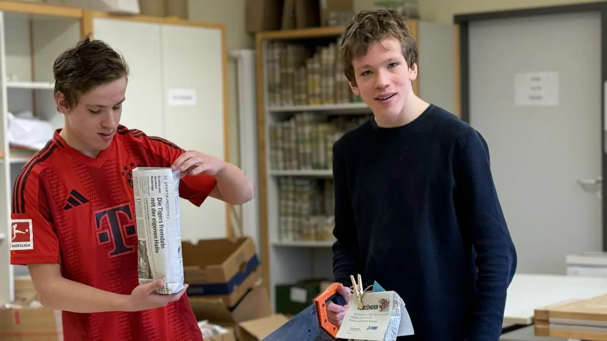 Mit viel Freude und Engagement sind Lorenz (links) und Hannes bei der Arbeit.