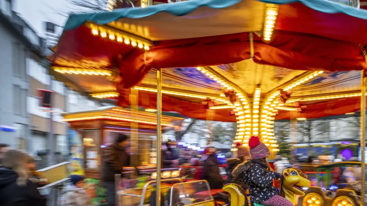 Der Wintermarkt am südlichen Münsterplatz feiert Premiere, Karussell