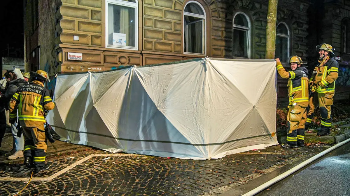 Ein Toter nach Wohnungsbrand in Stuttgart: 26.12.2025, Baden-Württemberg, Stuttgart: Kräfte der Feuerwehr sind in der Hohenheimer Straße in Stuttgart nach einem Wohnungsbrand im Einsatz. Foto: Enrique Kaczor/onw-images/dpa - ACHTUNG: Hausnummer wurde aus rechtlichen Gründen gepixelt +++ dpa-Bildfunk +++