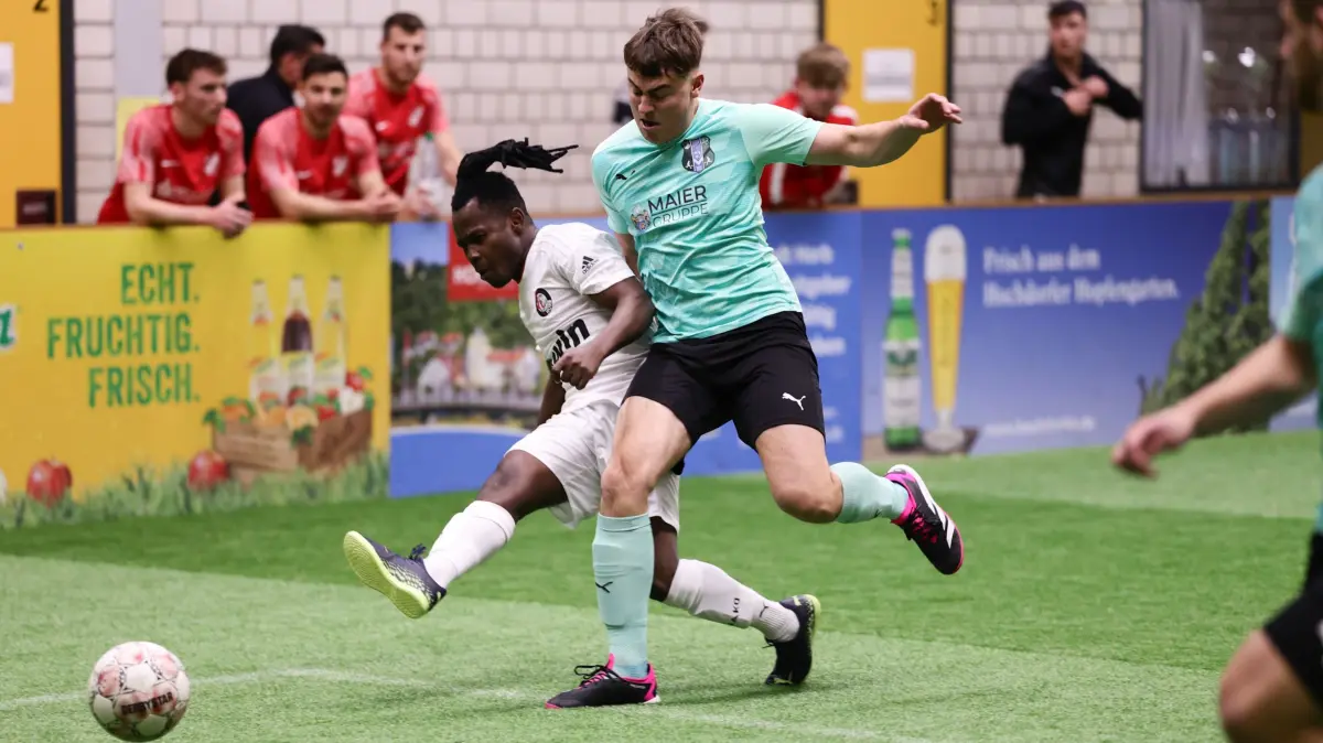 Im vergangenen Jahr kämpften Nguiamba Lambo Giresse (FC Horb) und Philipp Franz (SGM Dettlingen-Bittelbronn/Dießen/Schopfloch) um den Ball.