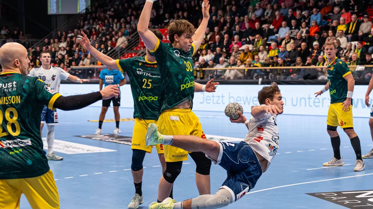 VfL Eintracht Hagen vs. 1. VfL Potsdam, Handball, 2. Bundesliga, 17. Spieltag, Saison 2025/2026, 26.12.2025: Florian Budde 1. VFL Potsdam, 02 beim Torwurf VfL Eintracht Hagen vs. 1. VfL Potsdam, Handball, 2. Bundesliga, 17. Spieltag, Saison 2025/2026, 26.12.2025 VfL Eintracht Hagen vs. 1. VfL Potsdam, Handball, 2. Bundesliga, 17. Spieltag, Saison 2025/2026, 26.12.2025 Hagen *** Florian Budde 1 VFL Potsdam, 02 on goal throw VfL Eintracht Hagen vs 1 VfL Potsdam, Handball, 2 Bundesliga, Matchday 17, Season 2025 2026, 26 12 2025 VfL Eintracht Hagen vs 1 VfL Potsdam, Handball, 2 Bundesliga, Matchday 17, Season 2025 2026, 26 12 2025 Hagen Copyright: xEibner-Pressefoto/DamianxKruczynx EP_DKI