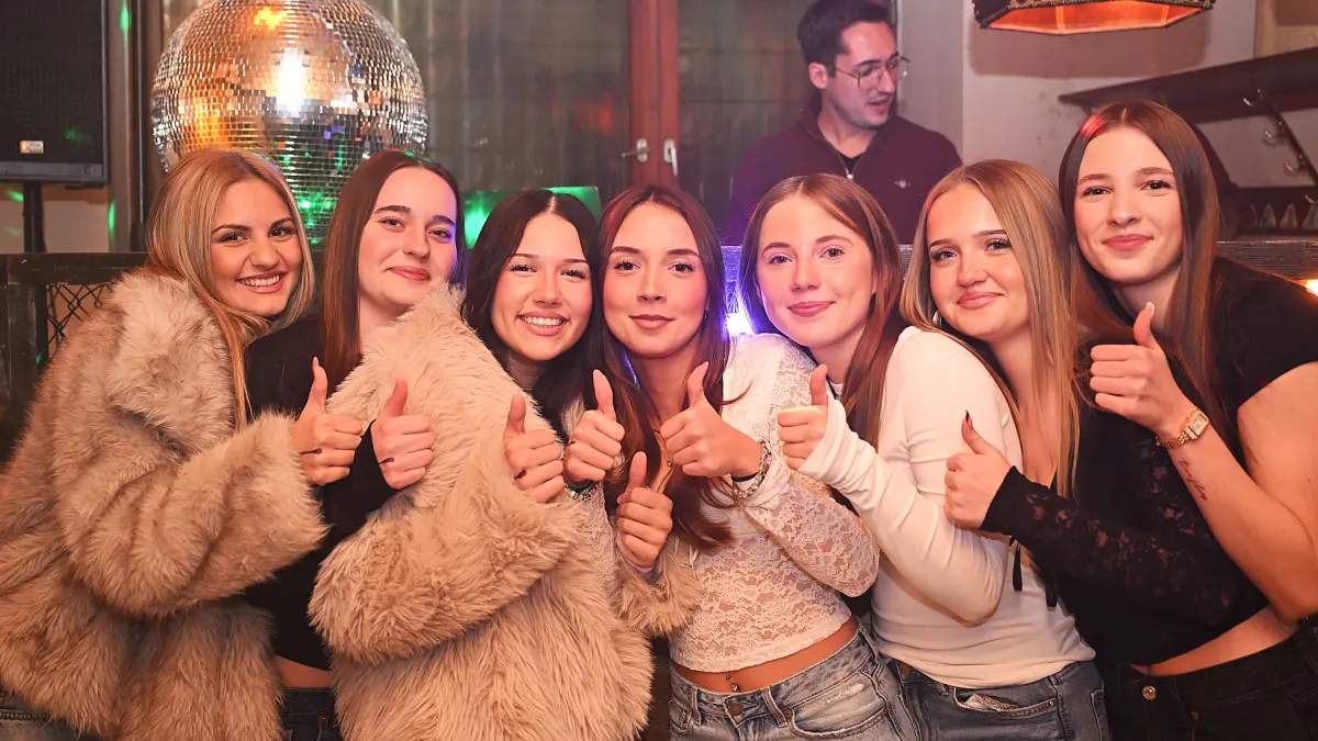Die Schulfreundinnen Elena, Sia, Anisa, Fiona, Katharina, Ronja und Kathi sind teils bis aus Wiblingen und Illerkirchberg nach Ehingen zur Urschlecker-Party gekommen.