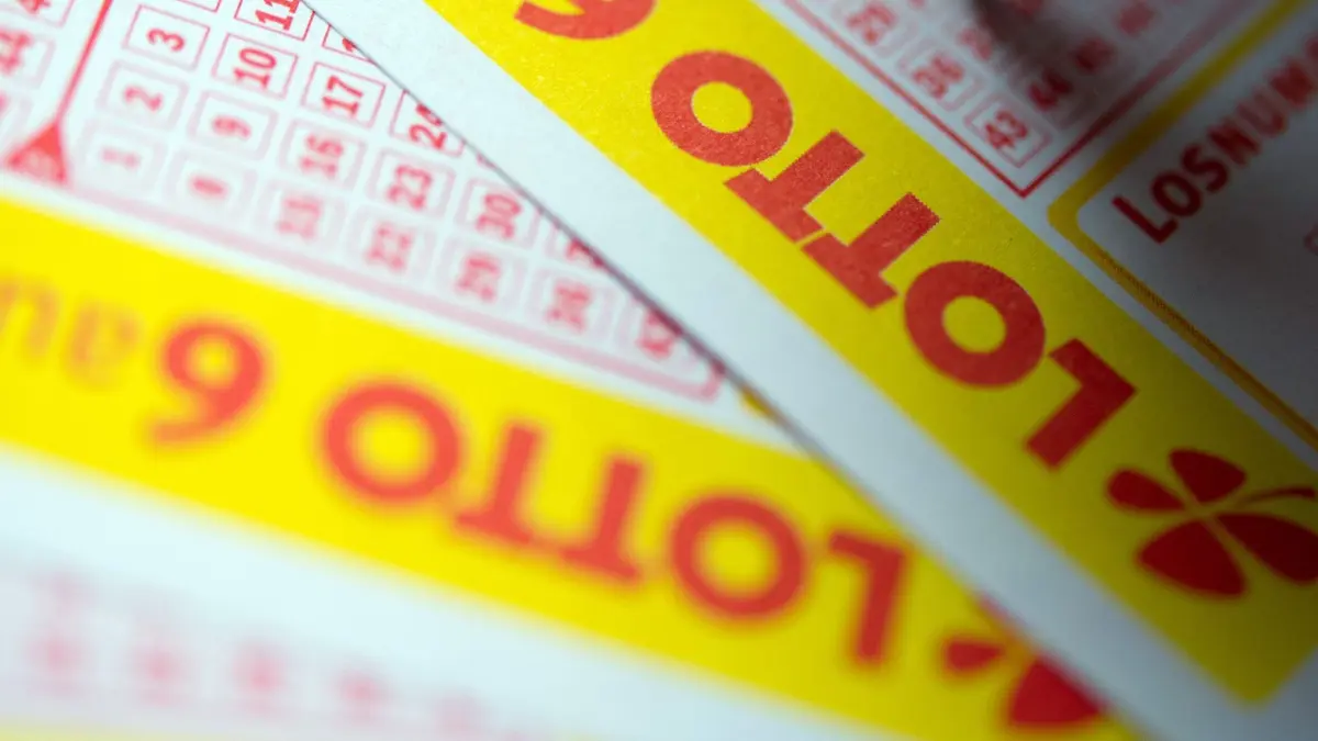 Lottogewinn geht nach Niedersachsen: ARCHIV - 07.01.2015, Baden-Württemberg, Stuttgart: Ein Mann füllt einen Lottoschein aus. (zu dpa: «Niedersachse gewinnt knapp eine Million Euro im Lotto») Foto: Inga Kjer/dpa +++ dpa-Bildfunk +++