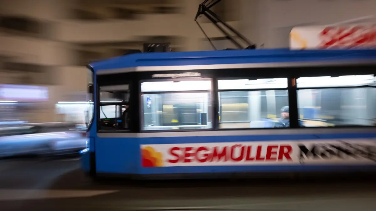 Straßenbahn: ARCHIV - 26.01.2023, Bayern, München: Eine Straßenbahn fährt am frühen Morgen durch die Innenstadt. (zu dpa: «Viele Verkehrsverbünde erhöhen Fahrpreise zum 1. Januar») Foto: Sven Hoppe/dpa +++ dpa-Bildfunk +++