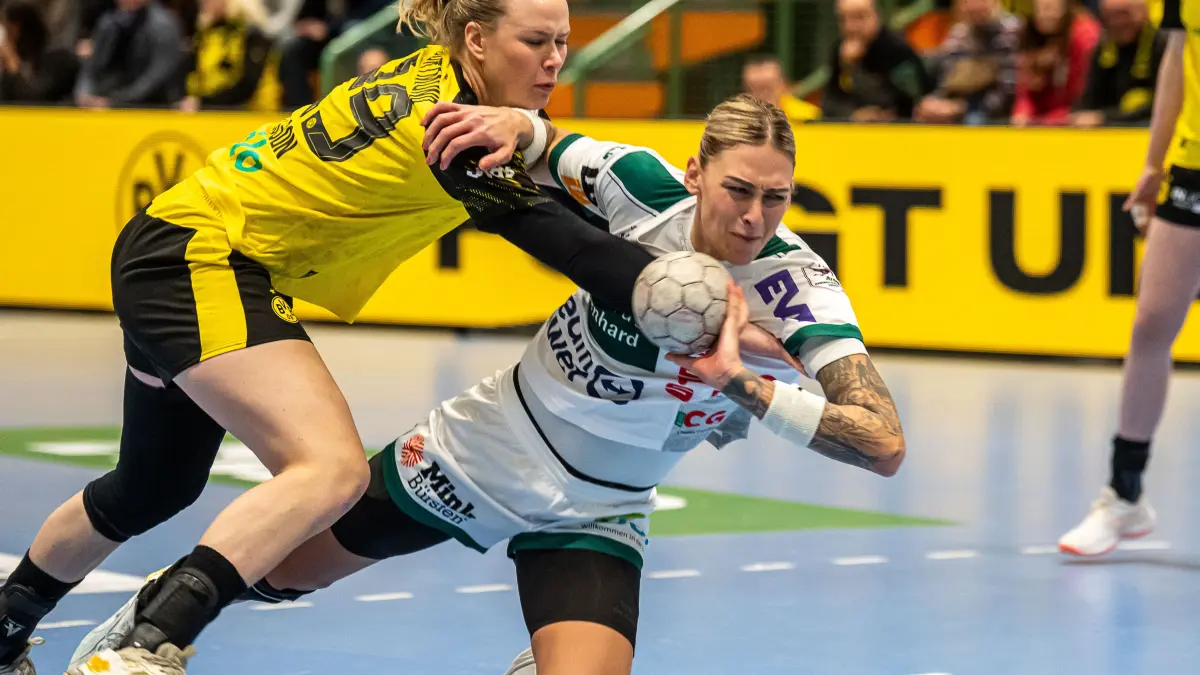 Borussia Dortmund vs. Frisch Auf Goeppingen, Handball, 1. Bundesliga, Spielzeit 2025/2026, 27.12.2025: Luisa Schulze (Frisch Auf Frauen, #33) im Zweikampf mit Emma Olsson (Borussia Dortmund, #29), Borussia Dortmund vs. Frisch Auf Goeppingen, Handball, 1. Bundesliga, Spielzeit 2025/2026, 27.12.2025
Foto: Eibner-Pressefoto/Michael Schmidt
