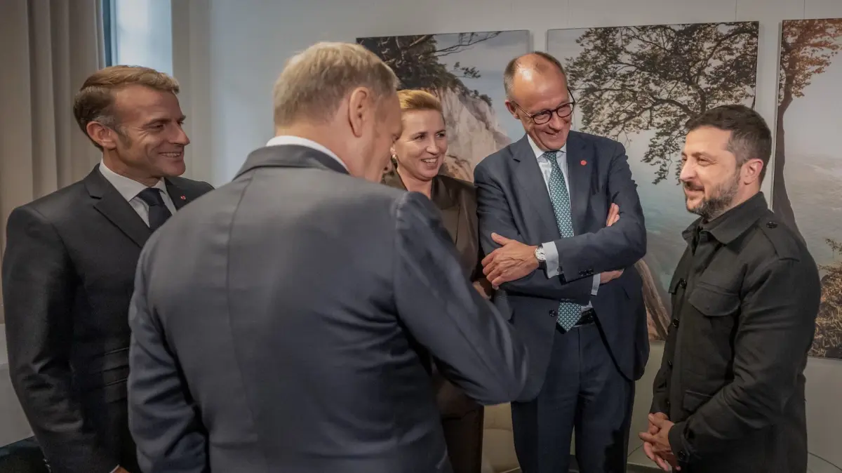 Gipfeltreffen der Europäischen Politischen Gemeinschaft: ARCHIV - 02.10.2025, Dänemark, Kopenhagen: Bundeskanzler Friedrich Merz (CDU) steht neben Emmanuel Macron, Präsident von Frankreich, Mette Frederiksen, Ministerpräsidentin von Dänemark, Wolodymyr Selenskyj, Präsident der Ukraine, und Donald Tusk, Ministerpräsident von Polen, bei einem Treffen der Ukraine Kontaktgruppe im Rahmen des Gipfeltreffens der Europäischen Politischen Gemeinschaft. (zu dpa: «Vor Trump-Treffen: Selenskyj spricht mit Verbündeten») Foto: Michael Kappeler/dpa +++ dpa-Bildfunk +++