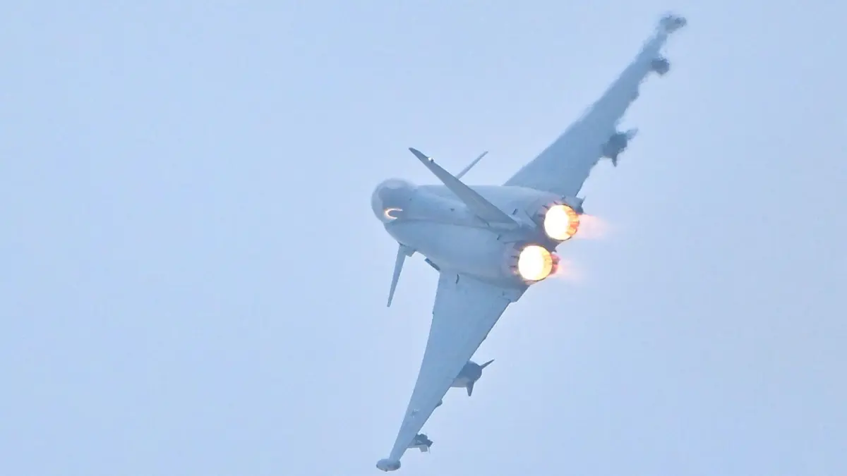 Nato-Kampfflugzeug in Polen: ARCHIV - 10.12.2025, Polen, Malbork: Ein Eurofighter Typhoon der Bundeswehr fliegt beim Beginn des Einsatzes eines deutschen Nato-Air-Policing-Kontingents. Auch deutsche Kampfflugzeuge sind zum Schutz des Luftraums in Polen stationiert. (Archivbild) (zu dpa: «Polen schließt Flughäfen wegen russischer Luftangriffe») Foto: Adam Warøawa/PAP/dpa +++ dpa-Bildfunk +++