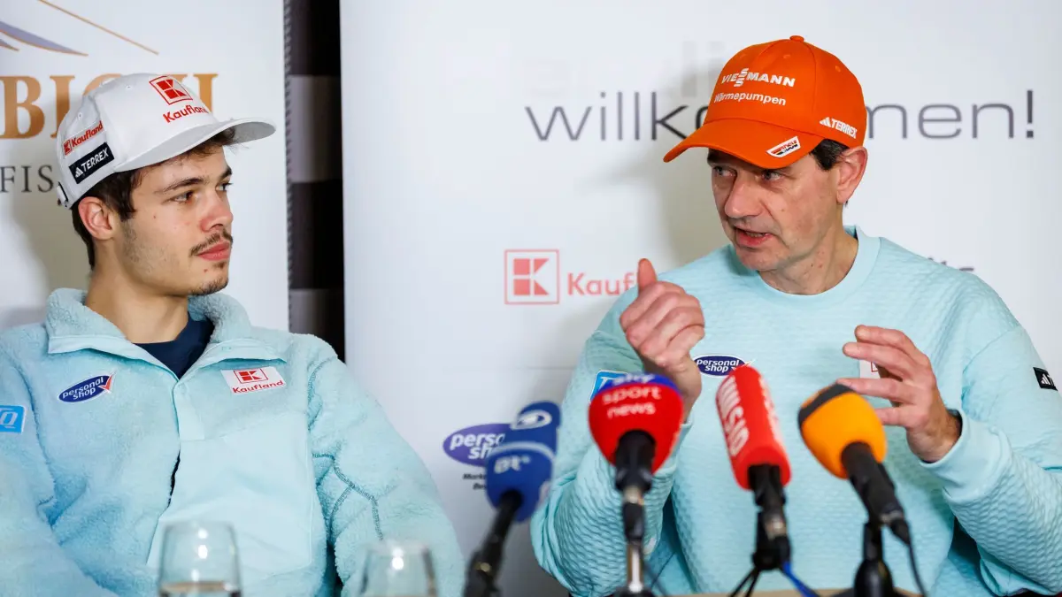 Pressetermin des DSV vor der Vierschanzentournee: 27.12.2025, Bayern, Fischen Im Allgäu: Ski nordisch/Skispringen: Vierschanzentournee, Weltcup, Pressekonferenz des DSV. Stefan Horngacher (r), Bundestrainer der deutschen Skispringer, spricht bei einer Pressekonferenz im Vorfeld der Vierschanzentournee neben dem deutschen Skispringer Philipp Raimund. Foto: Daniel Karmann/dpa +++ dpa-Bildfunk +++