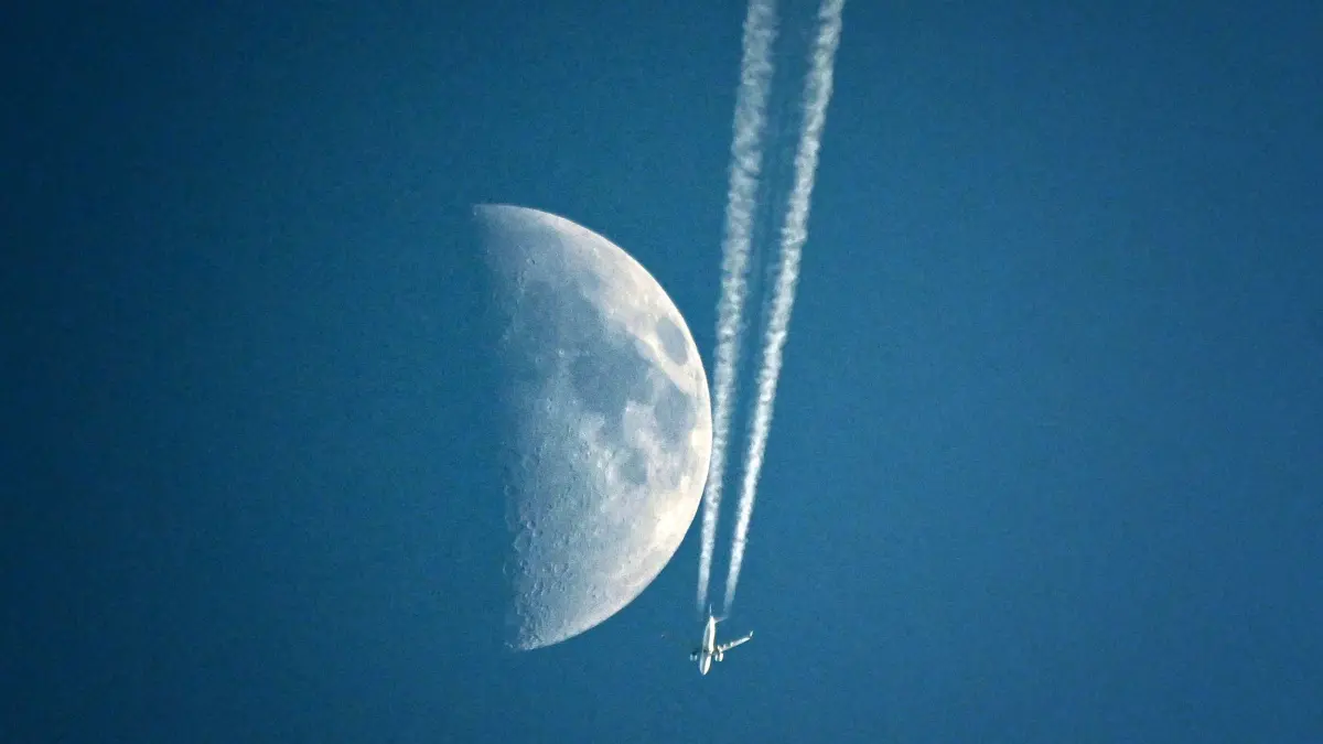 Luftverkehr über Tschechien: 27.12.2025, Tschechien, Mnichovo Hradiste: Eine Flugzeugsilhouette ist vor dem Mond zu sehen. Der frühe Mondaufgang und die mitteleuropäischen Luftverkehrskorridore sorgen für diese eindrucksvolle Himmelsbegegnung. Foto: Slavek Ruta/ZUMA Press Wire/dpa +++ dpa-Bildfunk +++