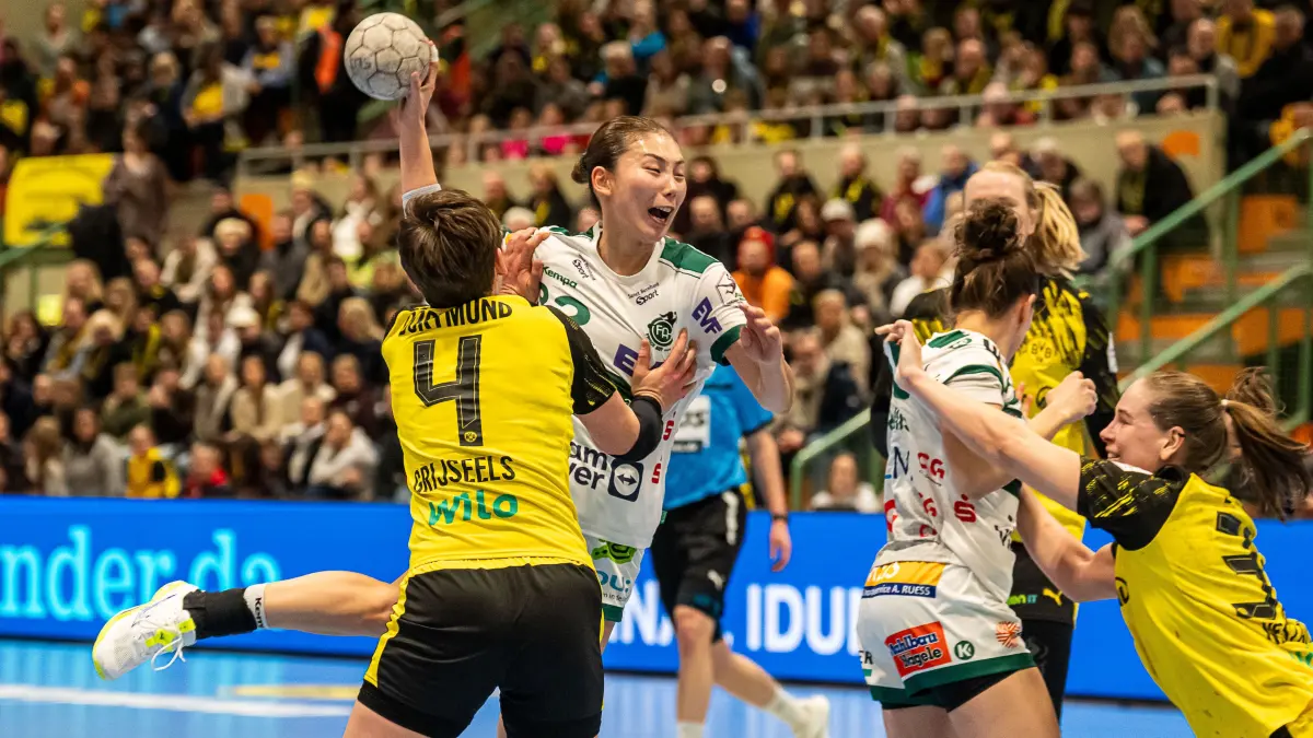 Borussia Dortmund vs. Frisch Auf Goeppingen, Handball, 1. Bundesliga, Spielzeit 2025/2026, 27.12.2025: Haruno Sasaki (Frisch Auf Frauen, #32) im Zweikampf mit Alina Grijseels (Borussia Dortmund, #04), Borussia Dortmund vs. Frisch Auf Goeppingen, Handball, 1. Bundesliga, Spielzeit 2025/2026, 27.12.2025
Foto: Eibner-Pressefoto/Michael Schmidt