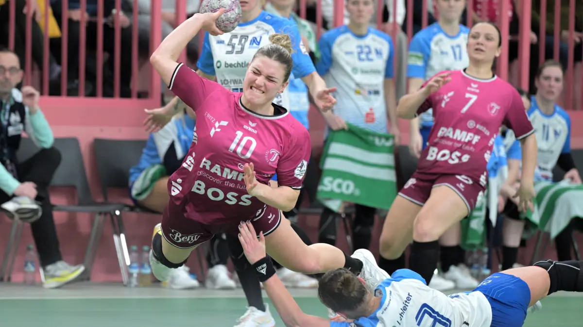 TusSies Metzingen vs. Sport-Union Neckarsulm, Handball, Alsco HBF, 9.Ligaspieltag, Saison 2025/2026, 27.12.2025: Nele Franz (TusSies Metzingen, #10) gegen Munia Smits (Sport-Union Neckarsulm, #23)
TusSies Metzingen vs. Sport-Union Neckarsulm, Handball, Alsco HBF, 9.Ligaspieltag, Saison 2025/2026, 27.12.2025
Foto: Eibner-Pressefoto/Tobias Baur